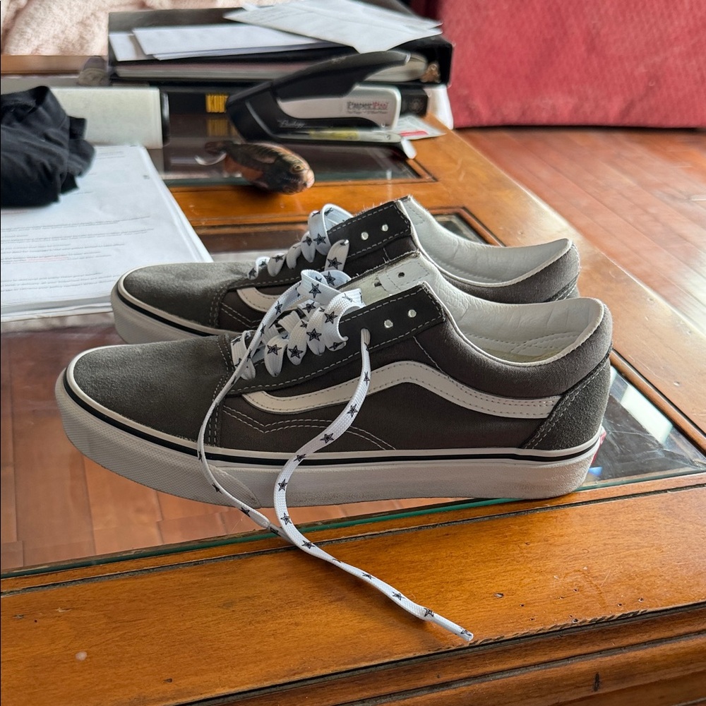 Women’s 9 Vans Old Skool Skate Shoe in Grey and White